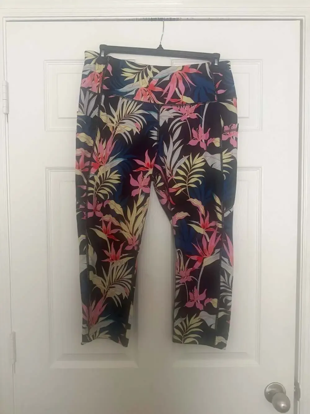 Avia Womens Pull-On Active Capri Leggings Midnight Tropical